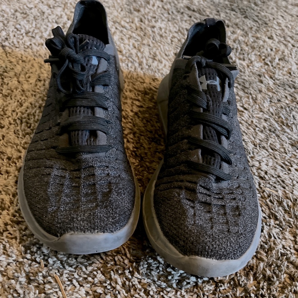 I’m selling a nice pair of black athletes shoes. Only been worn 4 times - Picture 1 of 3